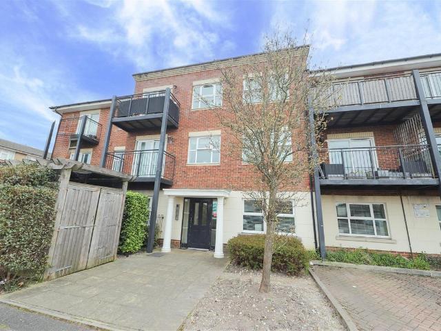Woodgate Court, Uxbridge UB8, 1 bed flat to rent, £1,400 pcm | PrimeLocation