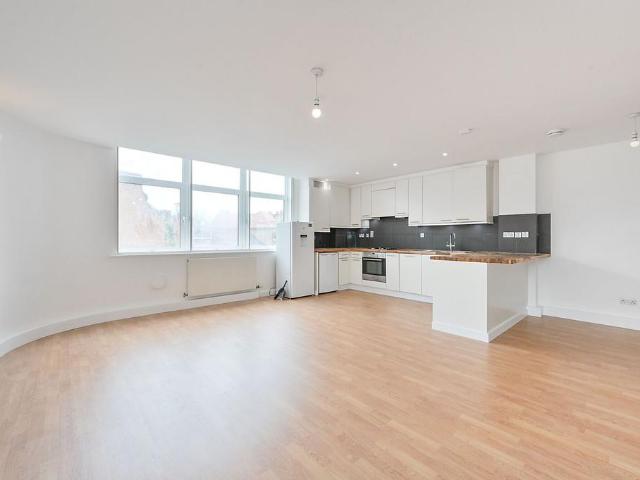 Woodgrange Avenue, Ealing Broadway. 3 bed flat to rent £3,000 pcm £692 pw