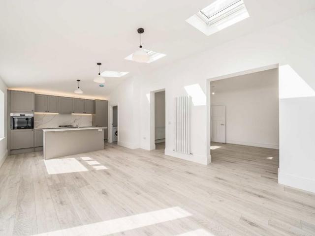 Woodgrange Avenue, London N12 4 bed semi detached house to rent £3,500 pcm £808 pw