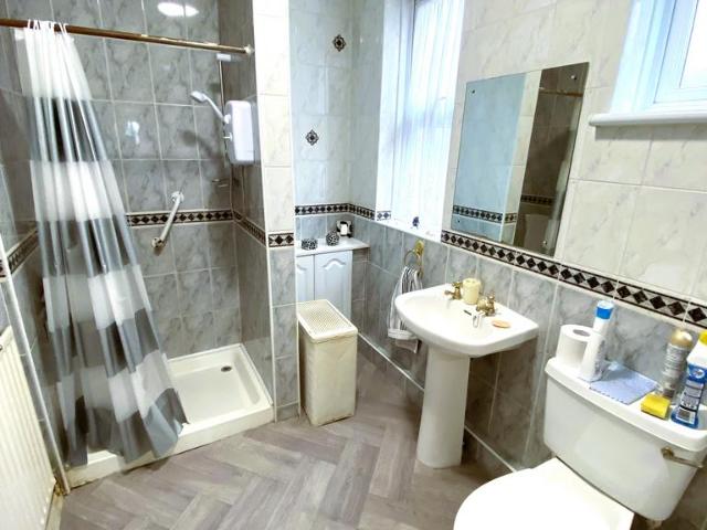 Woodford Avenue, Ilford IG4 2 bed flat to rent £1,695 pcm £391 pw