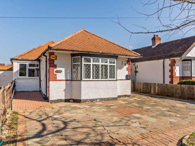 Woodford Crescent 3 bed bungalow to rent £3,000 pcm £692 pw