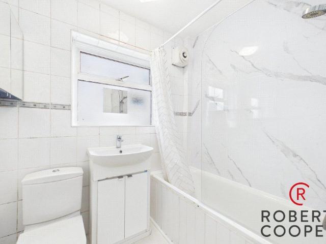 Woodford Crescent, Pinner HA5, 3 bed bungalow to rent, £2,100 pcm | PrimeLocation