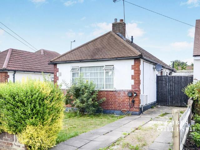 Woodford Crescent, Pinner, HA5 3 bed bungalow to rent £2,250 pcm £519 pw