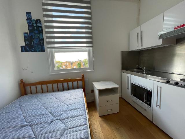Woodford New Road, Woodford Green E18, 1 bed flat to rent, £950 pcm | PrimeLocation