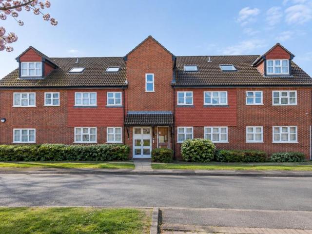 WOODFIELD CLOSE, ASHTEAD, KT21 2 bed apartment to rent £1,650 pcm £381 pw