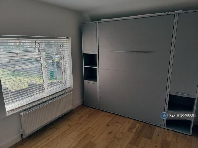 Woodfield Crescent, Romiley. 3 bed semi detached house to rent £1,400 pcm £323 pw