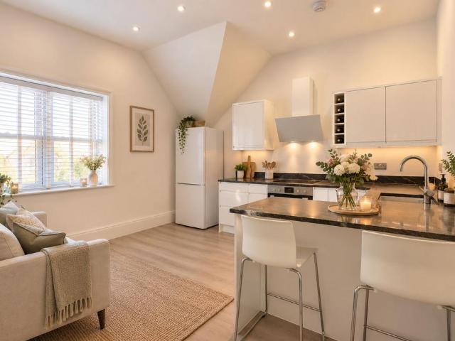 Woodfield Lane, Ashtead KT21 1 bed apartment to rent £1,527 pcm £352 pw