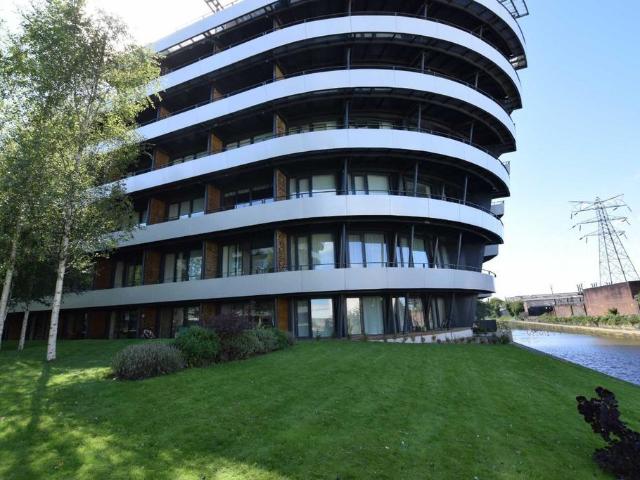 Woodfield Road, Altrincham, Greater. 2 bed flat to rent £1,300 pcm £300 pw