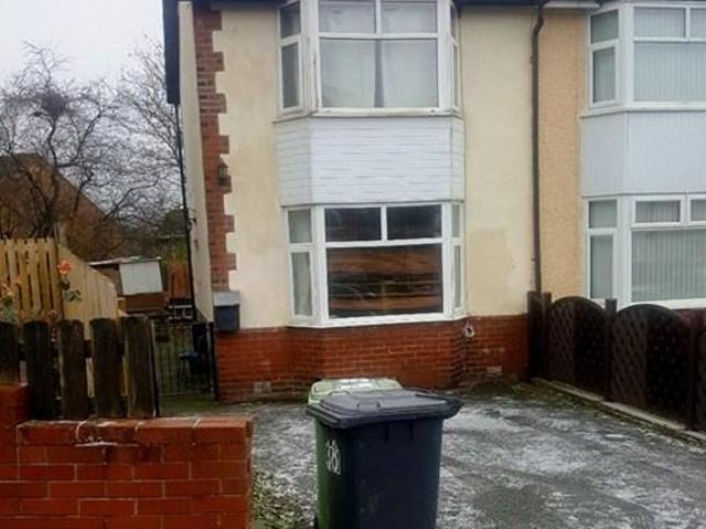 Woodhouse Grove, Huddersfield, HD2 2 bed semi detached house to rent £695 pcm £160 pw