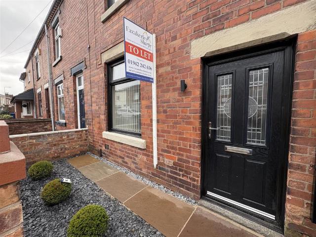 Woodhouse Lane, Wigan WN6 2 bed house to rent £900 pcm £208 pw