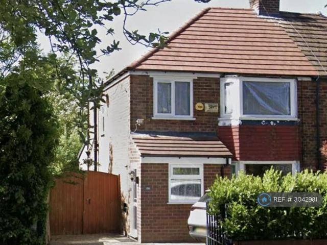 Woodhouse Lane East, Timperley. 3 bed semi detached house to rent £1,950 pcm £450 pw