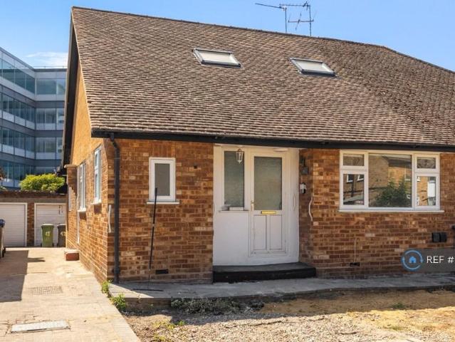 Woodhaw, Egham, TW20 Studio to rent £845 pcm £195 pw
