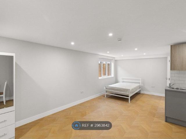 Woodhaw, Egham TW20, Studio to rent, £845 pcm | PrimeLocation