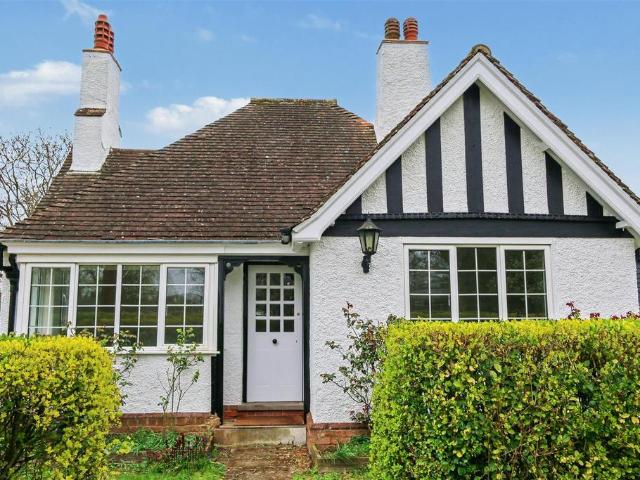 Woodhall Lane, Shenley 3 bed detached bungalow to rent £2,750 pcm £635 pw