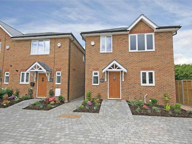 Woodham Lane, New Haw KT15 3 bed detached house to rent £2,350 pcm £542 pw