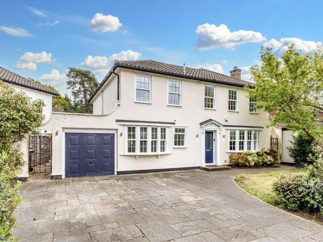 Woodham Waye, Woking GU21 4 bed detached house to rent £4,750 pcm £1,096 pw
