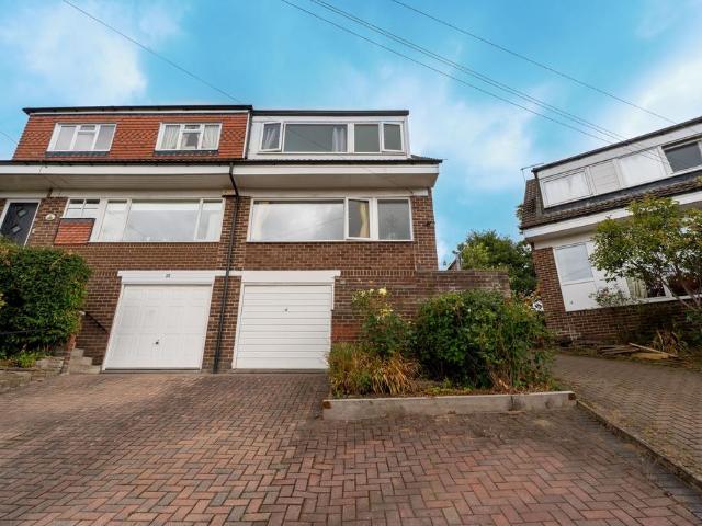 Woodhill Court, Leeds LS16 3 bed semi detached house to rent £1,450 pcm £335 pw