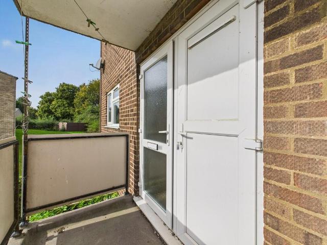 Woodhill Rise 3 bed flat to rent £1,287 pcm £297 pw