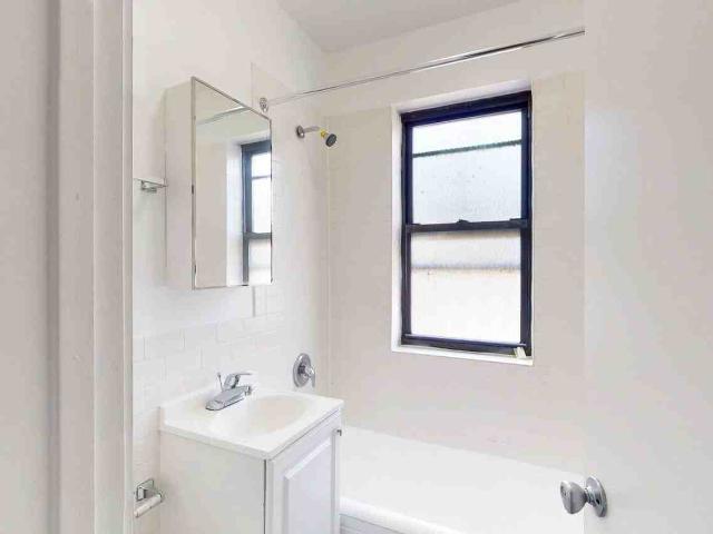 Woodlawn Terrace Studio Apartment for Rent at 4726 S Woodlawn Ave, Chicago, IL 60615 Kenwood