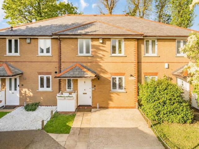Woodlawn Close, London SW15 3 bed terraced house to rent £3,650 pcm £842 pw