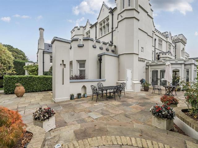 Woodland Way, Kingswood 3 bed apartment to rent £4,500 pcm £1,038 pw