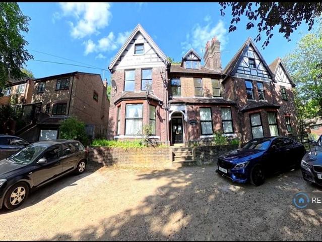 Woodland Court, Luton, LU2 1 bed penthouse to rent £995 pcm £230 pw