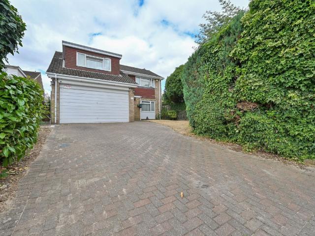 Woodland Close HP1, Hemel Hempstead, 4 bed detached house to rent, £2,800 pcm | PrimeLocation