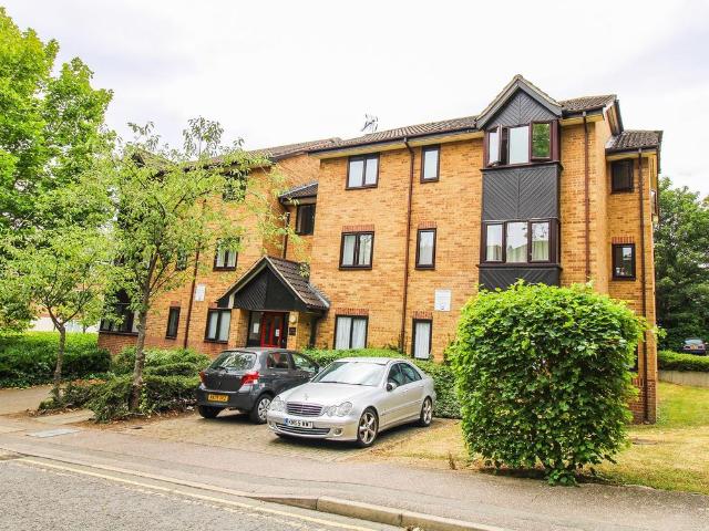 Woodland Grove, Epping CM16, 2 bed flat to rent, £1,500 pcm | PrimeLocation
