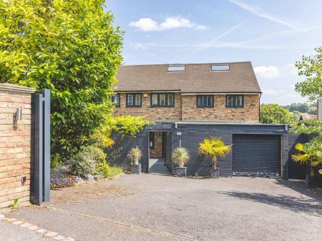 Woodlands Close, Gerrards Cross SL9 5 bed detached house to rent £4,000 pcm £923 pw