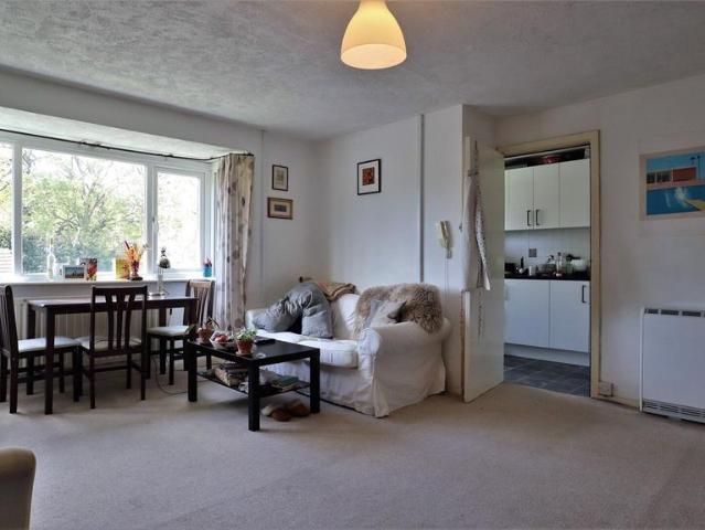 Woodlands Close, Oxford OX3 2 bed apartment to rent £1,800 pcm £415 pw