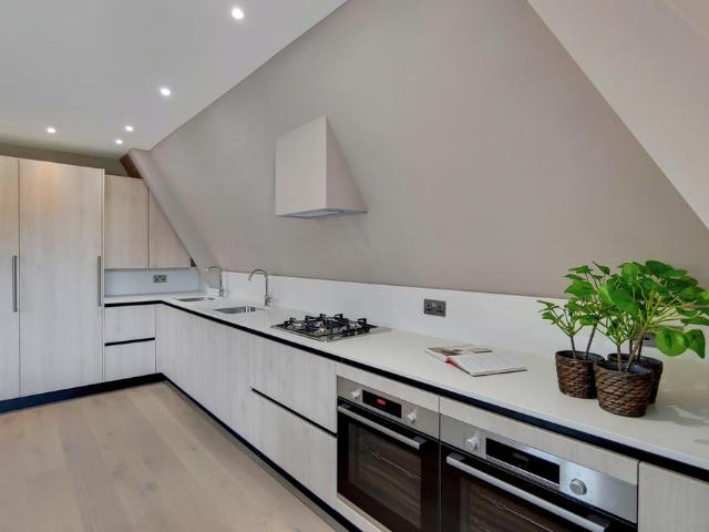 Woodlands, Golders Green, London, NW11 3 bed apartment to rent £3,500 pcm £808 pw