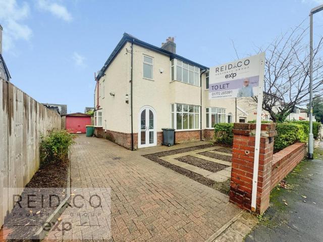 Woodlands Drive, Preston PR2 3 bed semi detached house to rent £1,300 pcm £300 pw