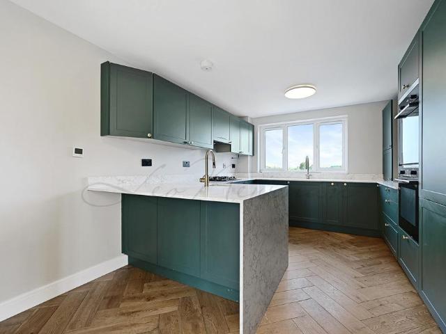 Woodlands, London, NW11 3 bed flat to rent £3,500 pcm £808 pw
