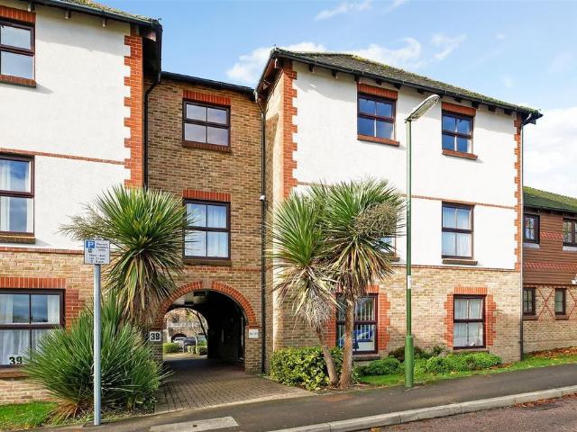 Woodlands Lane, Chichester 2 bed flat to rent £1,350 pcm £312 pw