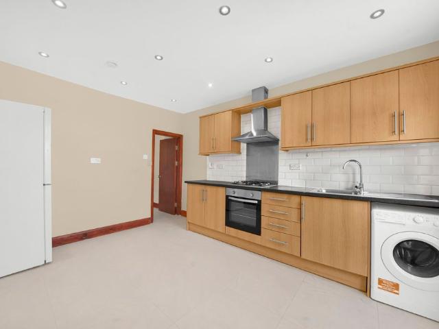 Woodlands Road, Ilford IG1, 2 bed flat to rent, £1,650 pcm | PrimeLocation