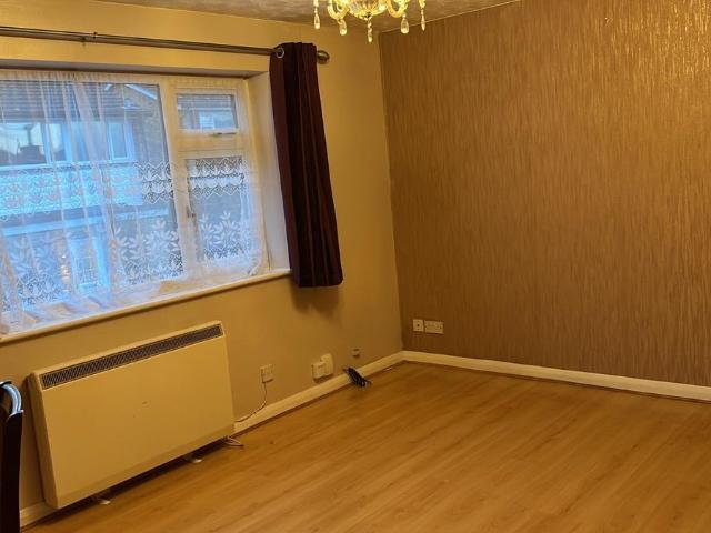 Woodley Hill, Chesham HP5, 2 bed maisonette to rent, £1,400 pcm | PrimeLocation