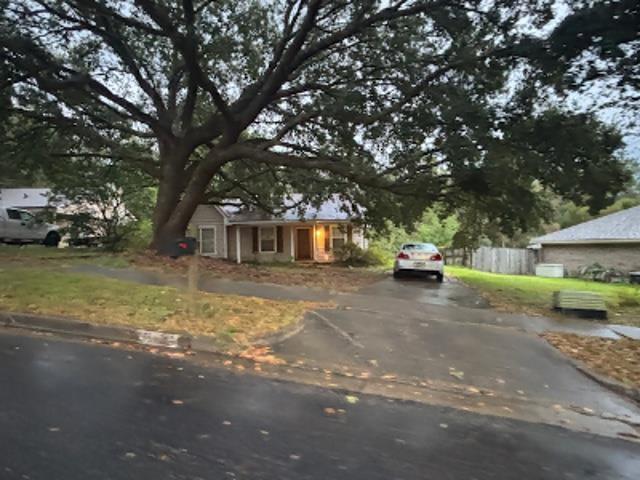 Woodlea Dr E