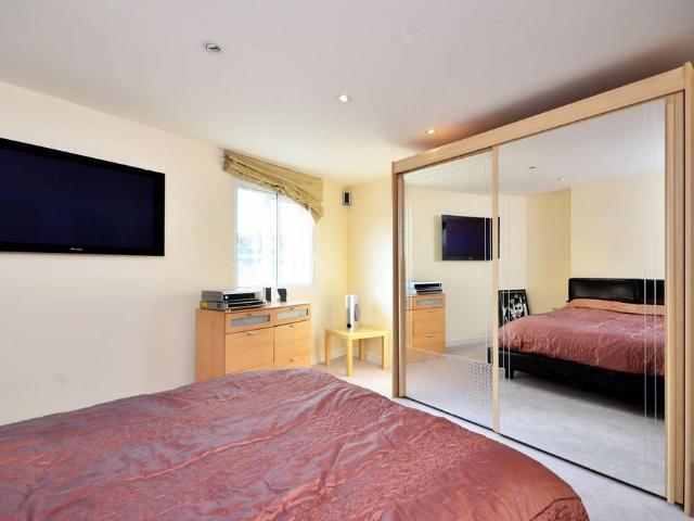 Woodmere Close, London, SW11 5RQ, United Kingdom | 3 bed apartment for rent #139544180 | Rentberry