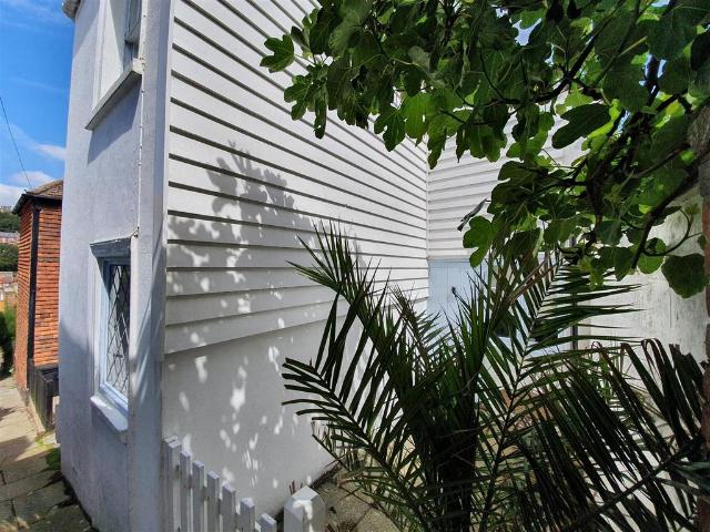 Woods Passage, Hastings TN34 2 bed house to rent £1,100 pcm £254 pw