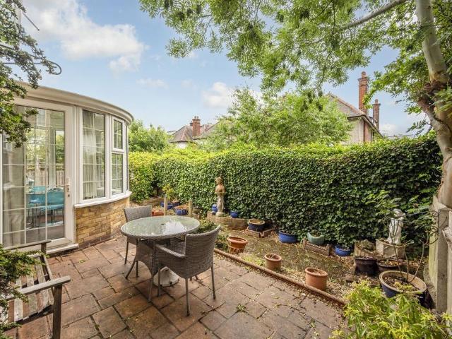 Woodside, Wimbledon, London, SW19 2 bed flat to rent £3,500 pcm £808 pw