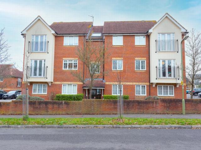 Woodside Court, Farnborough, GU14 2 bed apartment to rent £1,300 pcm £300 pw