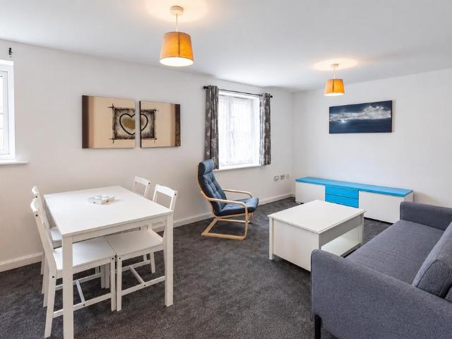 Woodside Court, Middleton, Leeds. 2 bed apartment to rent £950 pcm £219 pw