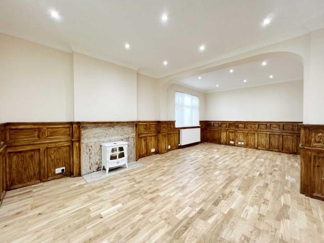 Woodside Close, Surbiton 5 bed semi detached house to rent £3,250 pcm £750 pw