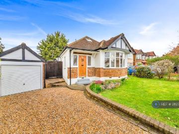 Woodside Close, Surbiton Surrey, KT5 3 bed detached house to rent £2,750 pcm £635 pw