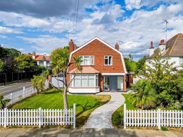 Woodside, Leigh On Sea SS9, 3 bed detached house to rent, £2,500 pcm | PrimeLocation