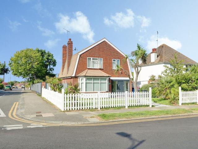 Woodside, Leigh On Sea SS9, 3 bed detached house to rent, £2,750 pcm | PrimeLocation