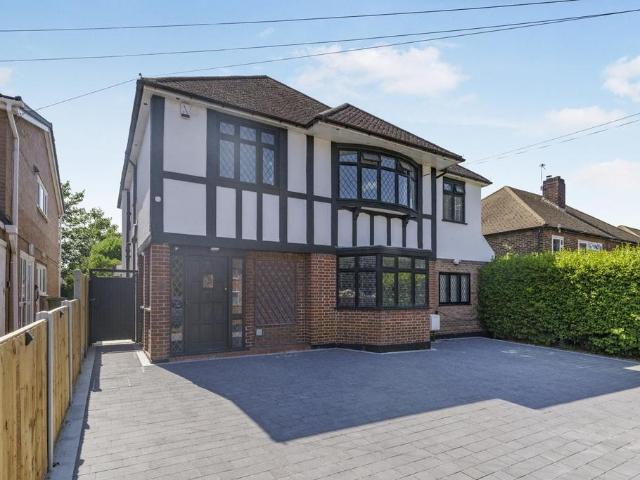 Woodside Orpington BR6 4 bed detached house to rent £4,500 pcm £1,038 pw