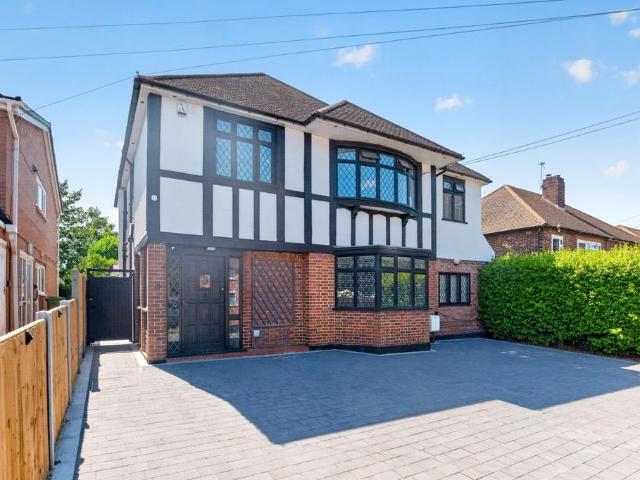 Woodside Orpington BR6 4 bed detached house to rent £4,500 pcm £1,038 pw