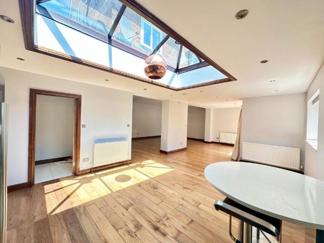 Woodside Park, London N12 5 bed semi detached house to rent £5,500 pcm £1,269 pw