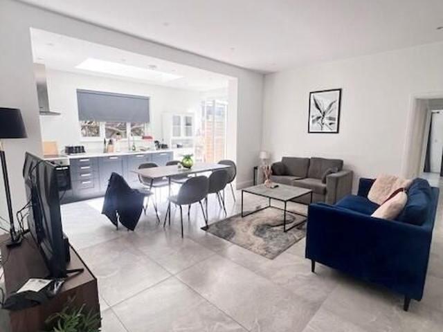 Woodside Park Road, London N12, 4 bed flat to rent, £4,500 pcm | PrimeLocation